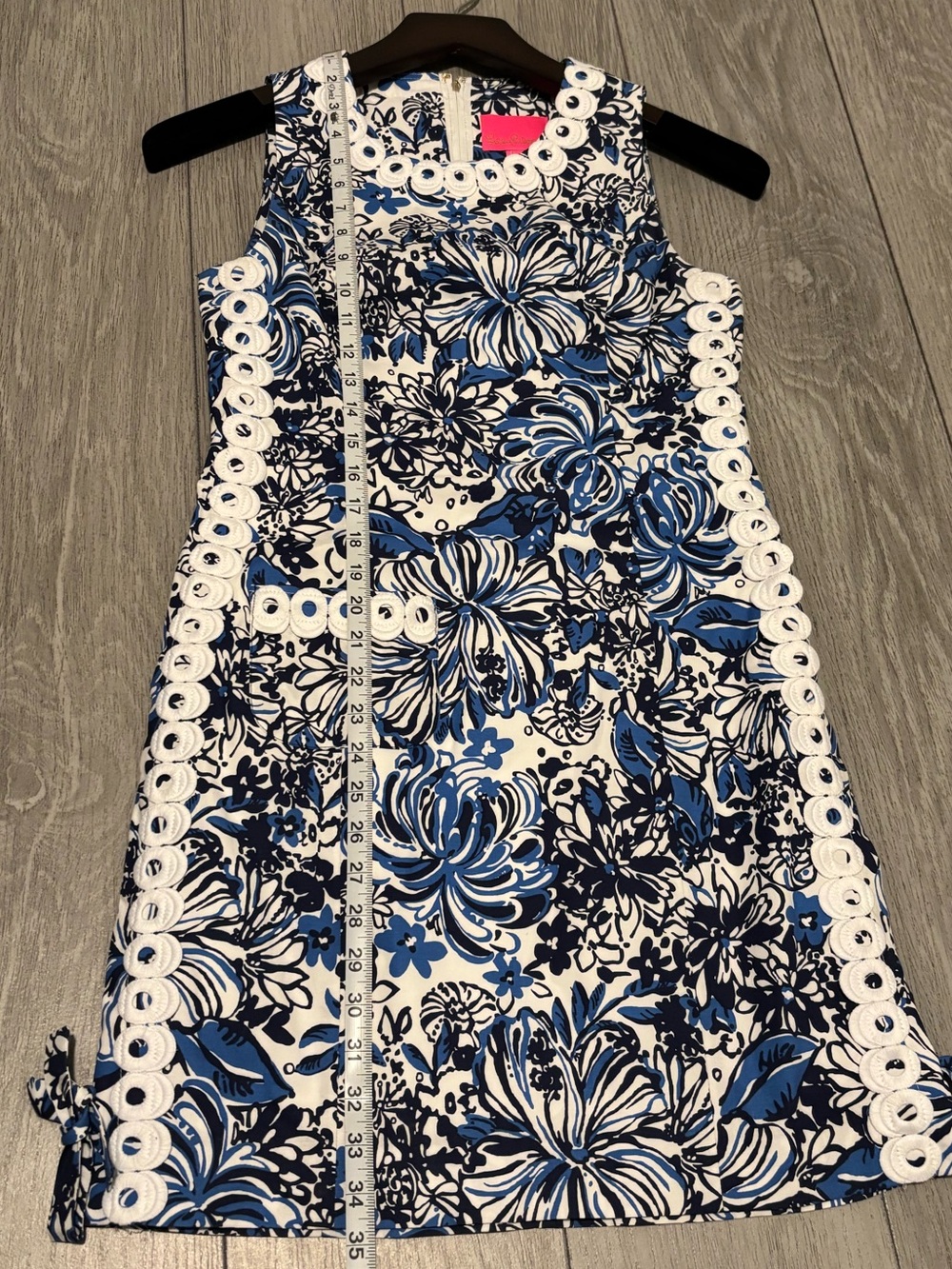 Lilly Pulitzer shift dress in blue and white with bow detail at hem. EUC. - Picture 9 of 9
